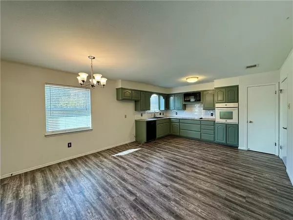 Hewitt, TX 76643,209 Travis Lane