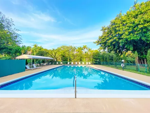 102 Royal Park Dr #2E, Oakland Park, FL 33309