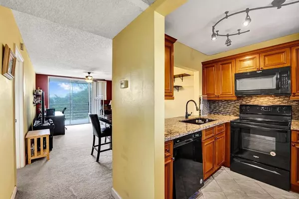 Davie, FL 33324,9230 Lagoon Pl #406