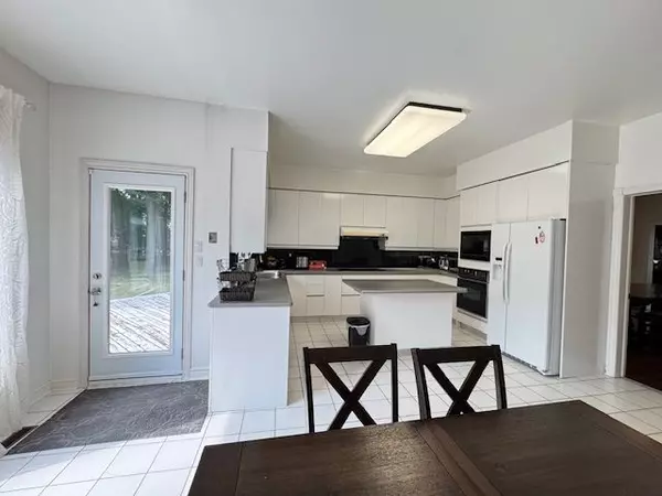 Richmond Hill, ON L4B 2Y1,16 Chaplin CT