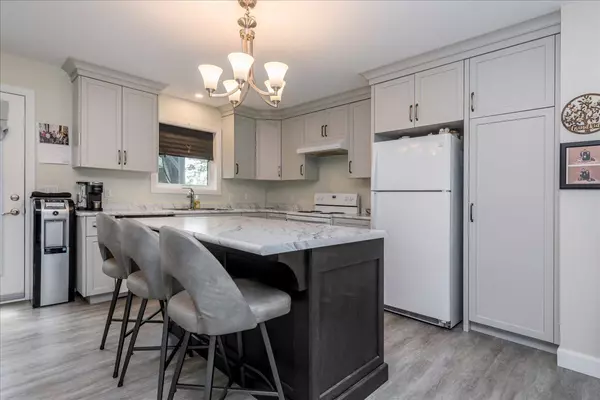 Innisfil, ON L0L 1R0,1115 Shore Acres DR