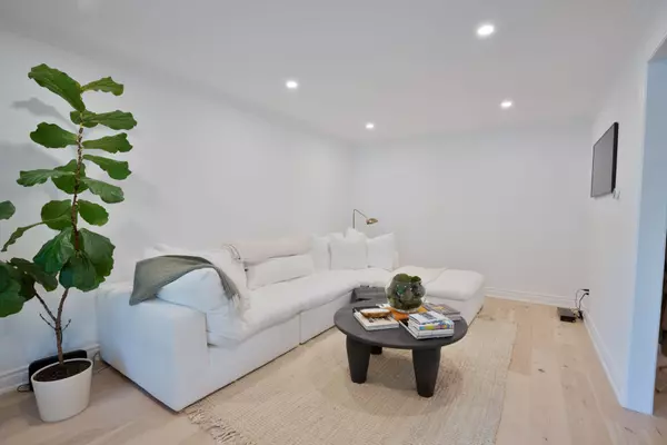 Oakville, ON L6L 2T4,2221 Wyandotte DR