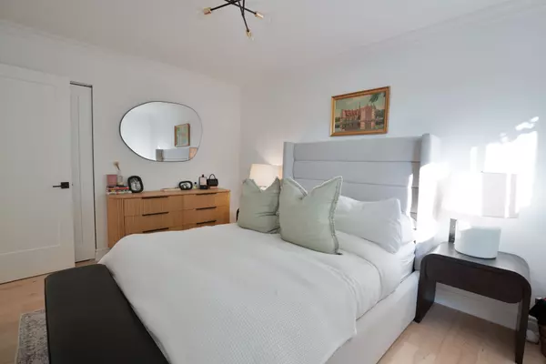 Oakville, ON L6L 2T4,2221 Wyandotte DR