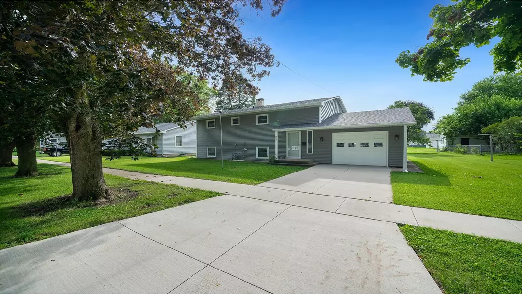902 S 3rd Street, Oregon, IL 61061