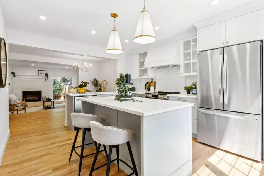 408 Point Mckay GDNS NW, Calgary, AB T3B 4V8