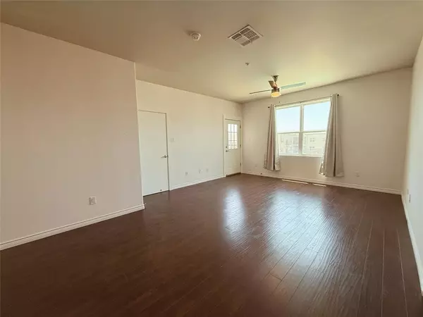 Carrollton, TX 75006,1100 W Trinity Mills Road #4042