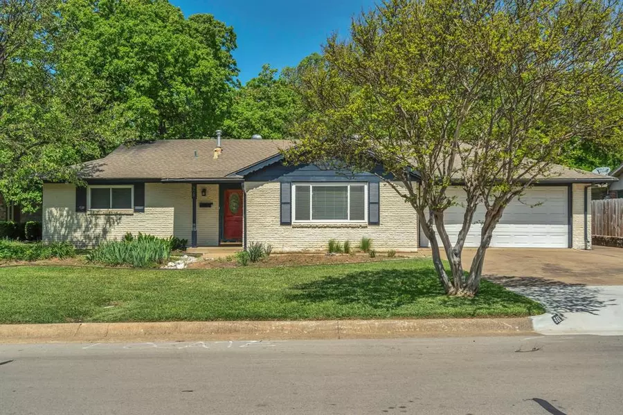 908 Oakwood Drive, Euless, TX 76040