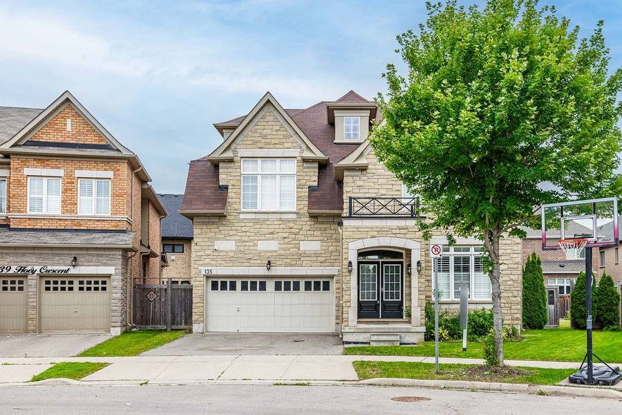 135 Hoey CRES, Oakville, ON L6M 0X1