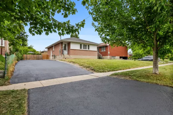 Oshawa, ON L1H 3H7,610 Shakespeare AVE