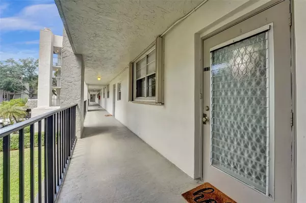 Davie, FL 33324,9450 Poinciana Pl #215
