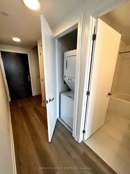 Mississauga, ON L5A 0B1,86 Dundas ST E #818