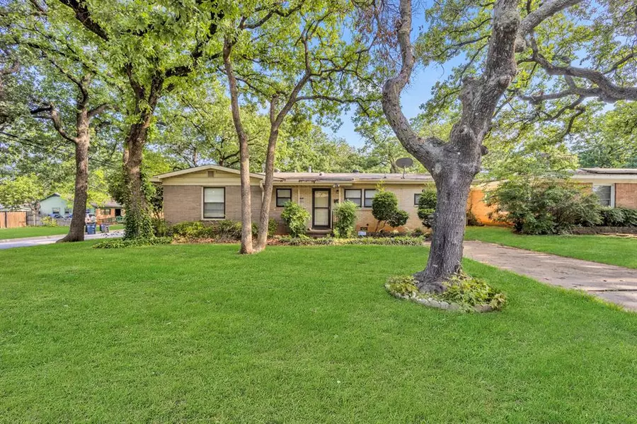 6324 Woodbine Drive, Fort Worth, TX 76112