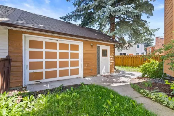 Calgary, AB T3G 1A5,215 Ranchview CT Northwest