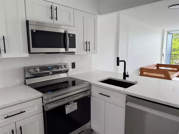 Oakland Park, FL 33309,112 Royal Park Dr #4B