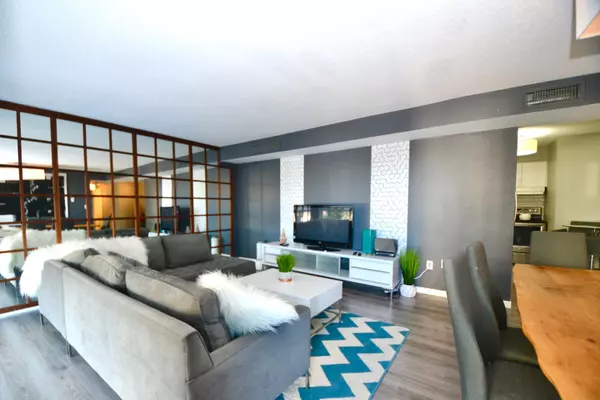 Oakville, ON L6H 2R5,1071 Queens AVE E #205