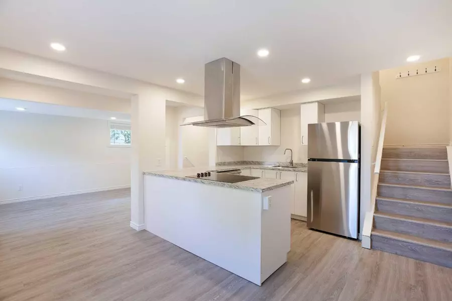 111 Deer Ridge WAY SE, Calgary, AB T2J 5Y7