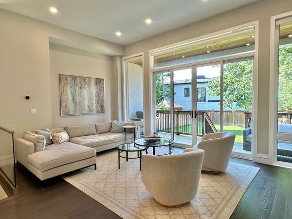 18 Ferris RD, Toronto E03, ON M4B 1G1