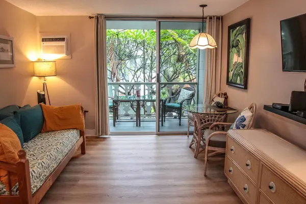 Kailua-kona, HI 96740,75-5776 KUAKINI HWY #228