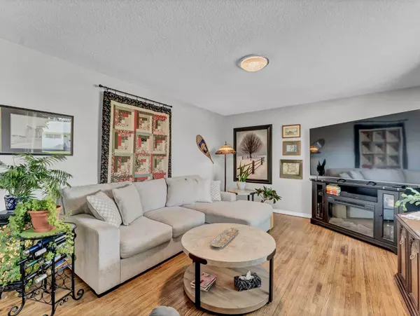 Medicine Hat, AB T1A 6V5,215 Mitchell CRES NW