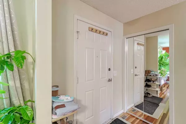 Calgary, AB T3J 1K4,20 Falton WAY NE
