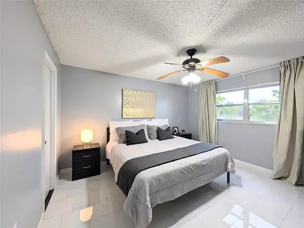 Sunrise, FL 33322,8021 N Sunrise Lakes Dr #203