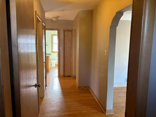 Calgary, AB T2M 4C8,2111 Halifax CRES NW