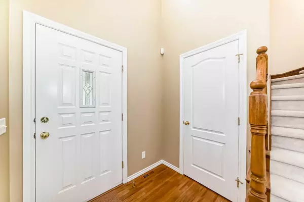 Calgary, AB T3H4N7,327 Discovery PL SW