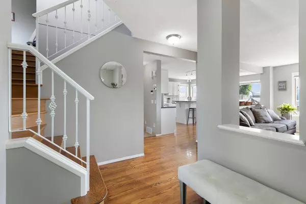 Calgary, AB T2Y 3Z5,94 Somerglen Close Southwest