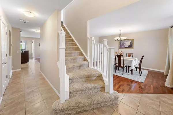 Calgary, AB T3R 0E8,27 Sage Valley CT NW