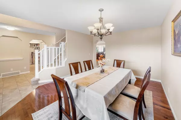 Calgary, AB T3R 0E8,27 Sage Valley CT NW