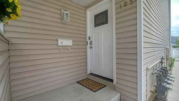 Calgary, AB T2W 4Z5,123 Woodsman LN SW