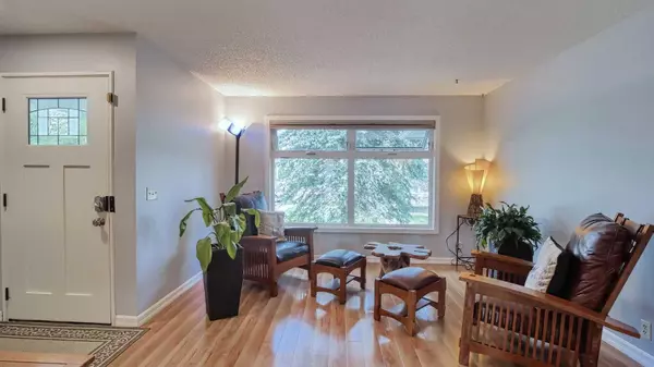Calgary, AB T2W 4Z5,123 Woodsman LN SW