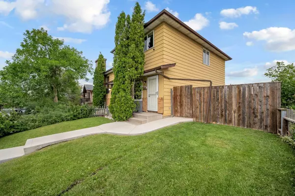 Calgary, AB T3K1B4,8310 berkley RD Northwest