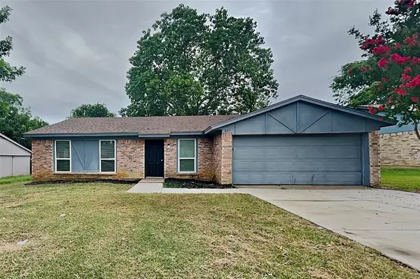 621 Meadowview Drive, Mansfield, TX 76063