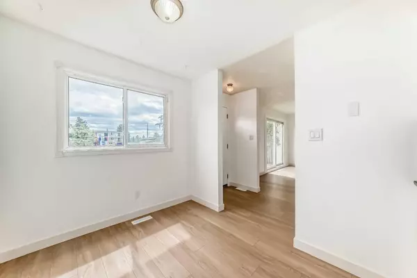 Calgary, AB T2A5E4,4515 7 AVE Southeast #16