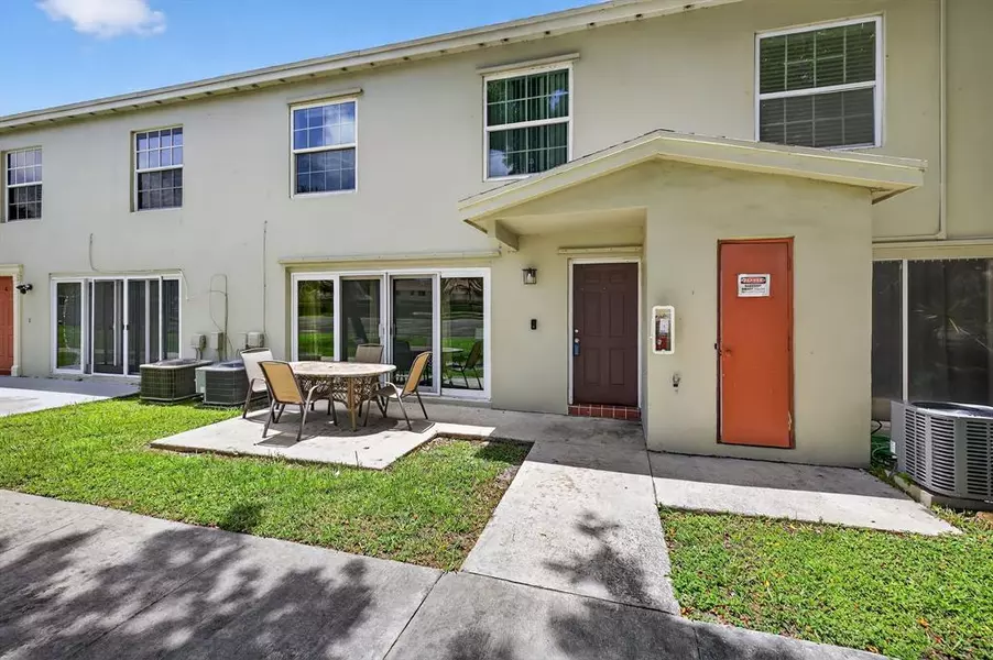 5850 NW 57th Ave #5, Tamarac, FL 33319