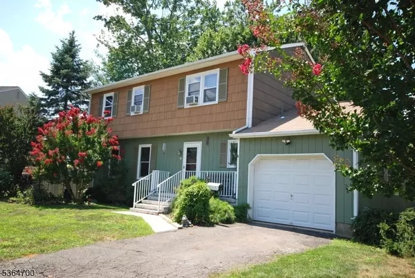 4 Kalman Ct, Middlesex Boro, NJ 08846
