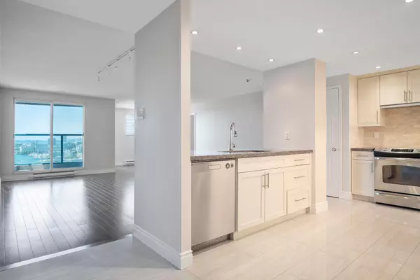 Toronto C01, ON M5J 2S2,77 Harbour SQ #2512