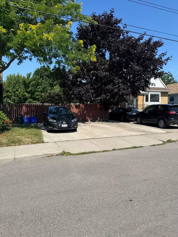 Hamilton, ON L8T 1L4,839 Brucedale AVE E #Main