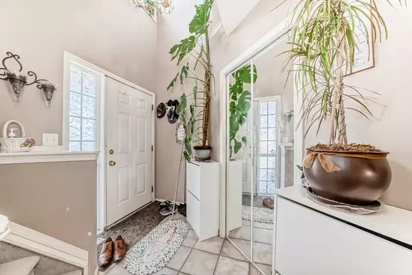Calgary, AB T1Y 7J1,165 San Fernando PL Northeast