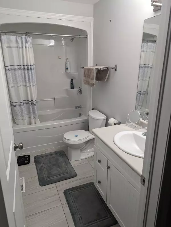 Thorold, ON L2V 0B7,32 Bounty AVE