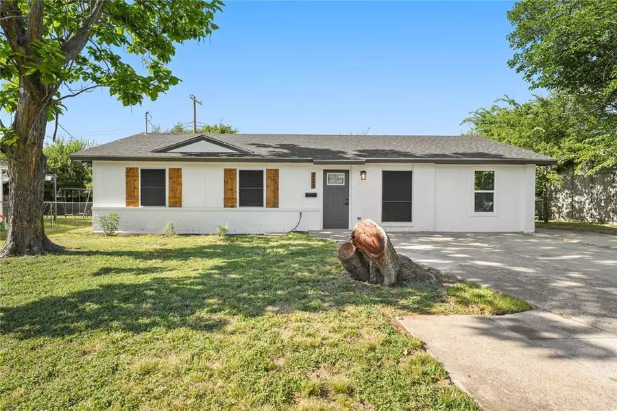 729 W Grenoble Drive, Grand Prairie, TX 75052