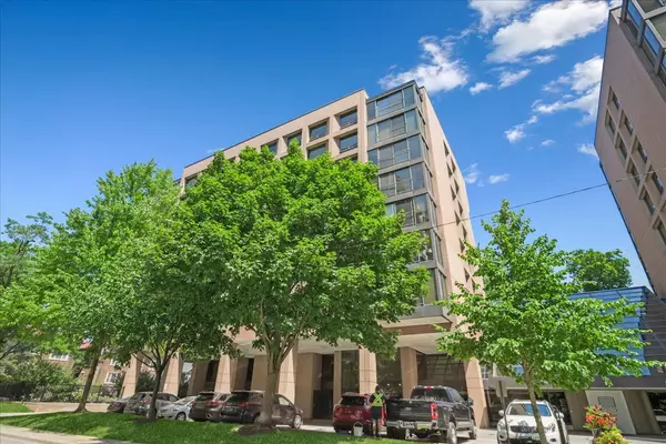 449 Walmer RD #301, Toronto C03, ON M5P 2X9