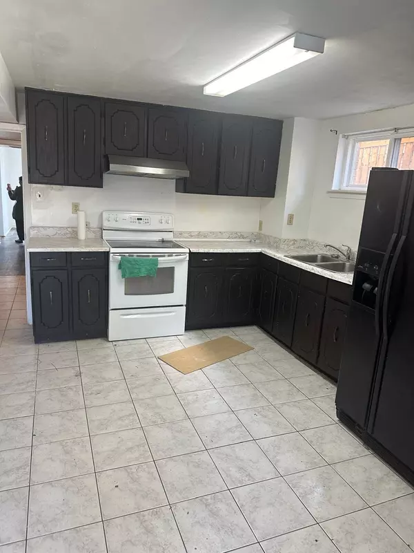 Toronto W10, ON M9V 1M8,31 LAKELAND DR S #BASEMENT