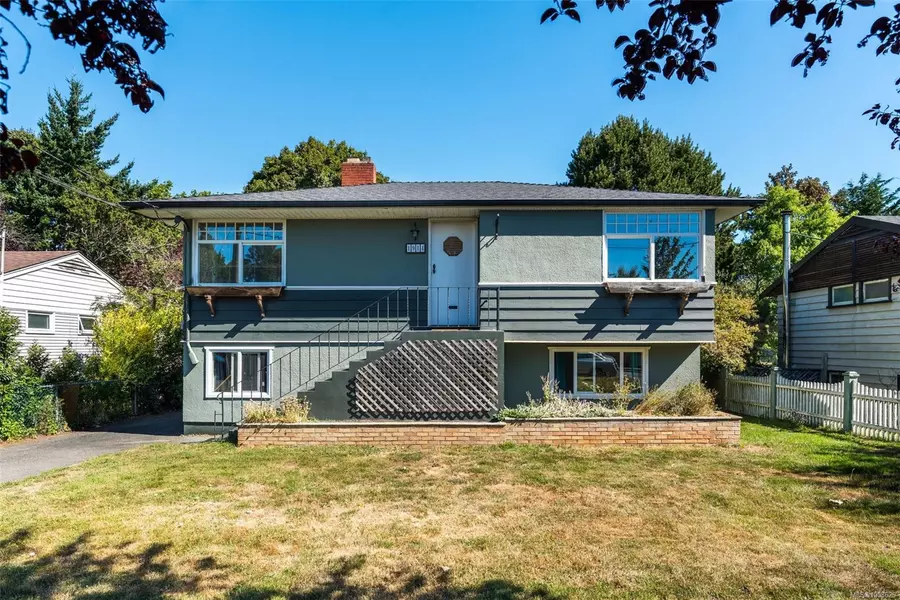 1914 Leighton Rd, Victoria, BC V8R 1N4