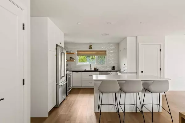 14 Oakview PL Southwest, Calgary, AB T2V 3Z9