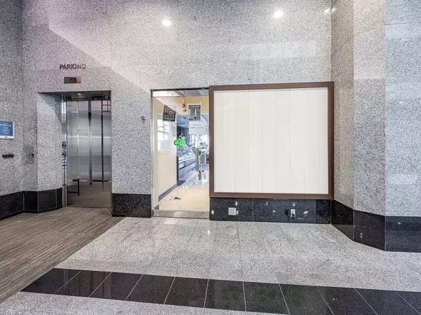 Toronto C01, ON M6V 3H5,901 King ST W #102