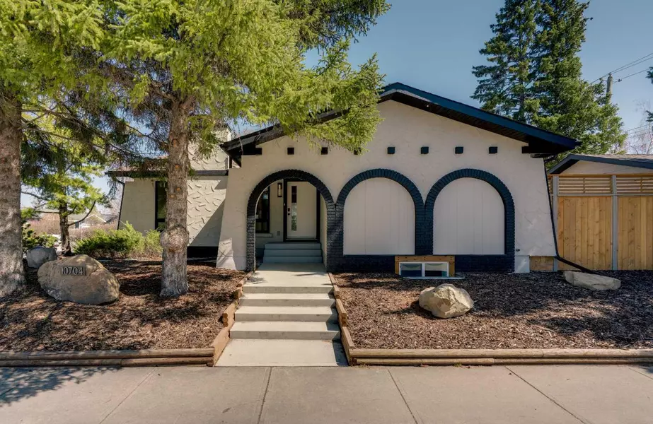 10704 Oakfield DR Southwest, Calgary, AB T2W 2C9