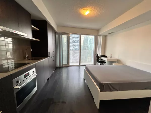 Toronto C01, ON M5J 0B5,100 Harbour ST #2008