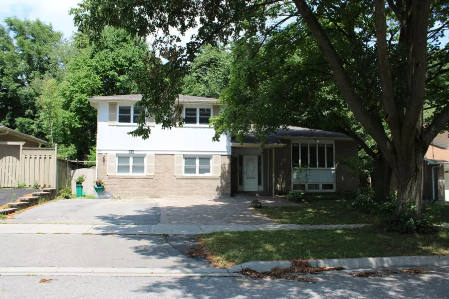 32 Hill DR #Main, Aurora, ON L4G 3A6